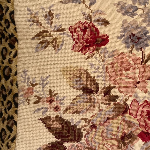 🌟Beautiful Embroidered Pillow - Picture 2 of 16